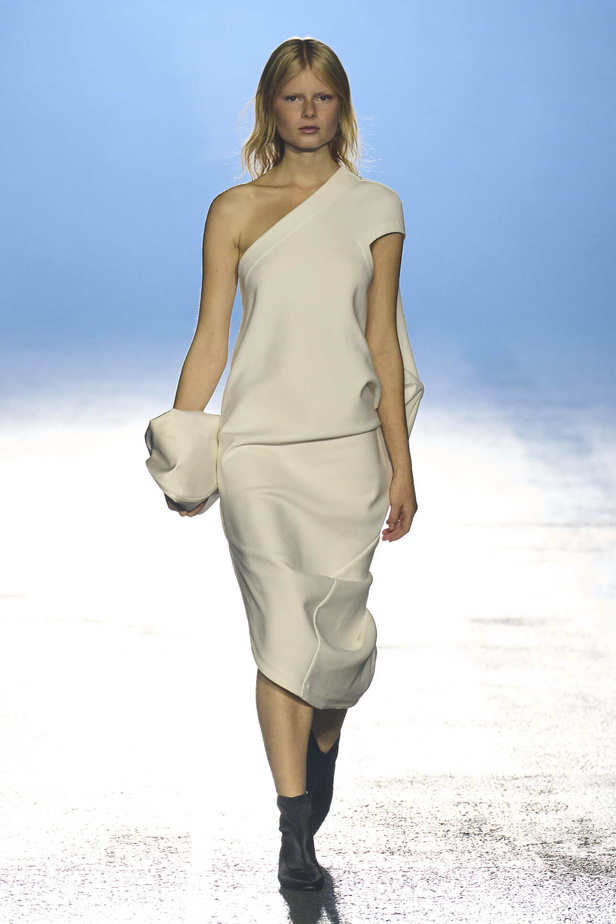 عرض أزياء Issey Miyake لربيع وصيف 2023.. جرأة القصات وكلاسيكية البدلات