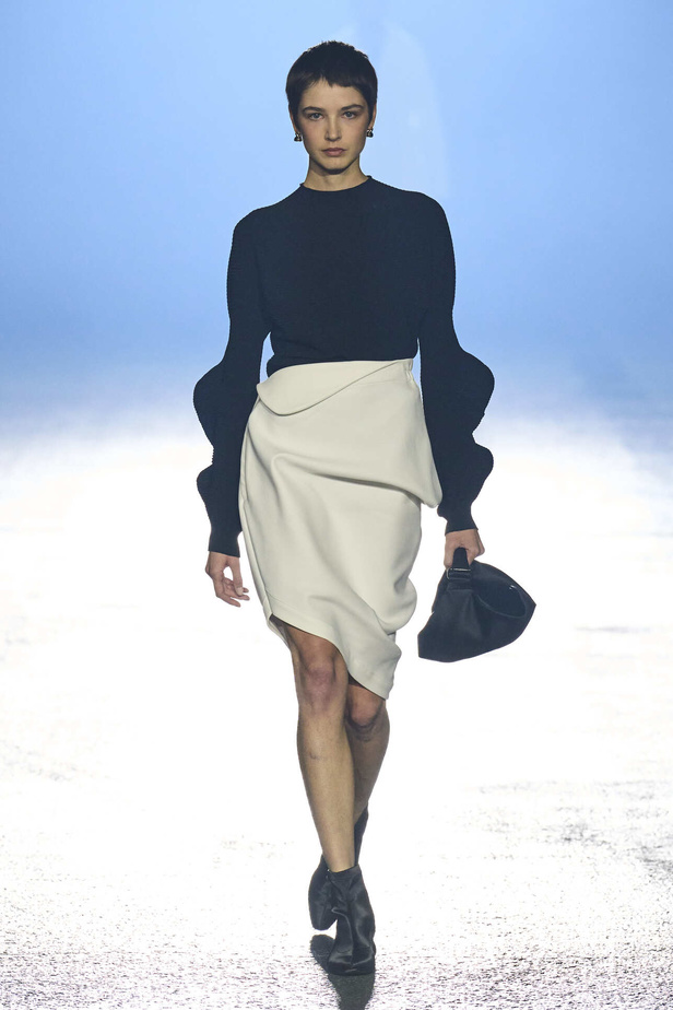 عرض أزياء Issey Miyake لربيع وصيف 2023.. جرأة القصات وكلاسيكية البدلات