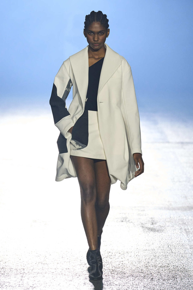 عرض أزياء Issey Miyake لربيع وصيف 2023.. جرأة القصات وكلاسيكية البدلات