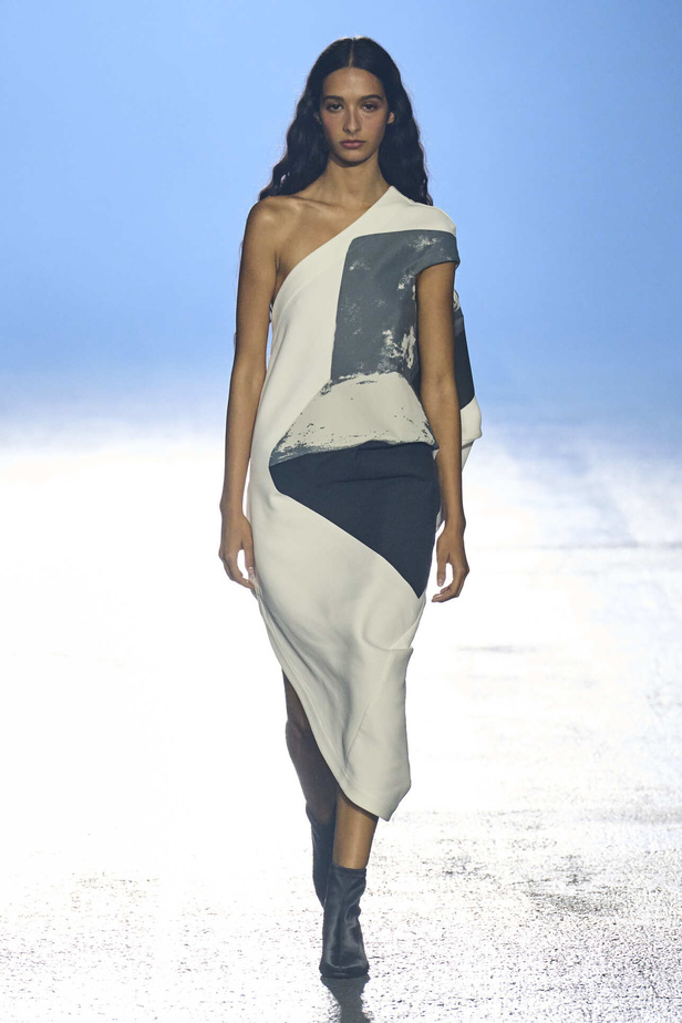 عرض أزياء Issey Miyake لربيع وصيف 2023.. جرأة القصات وكلاسيكية البدلات