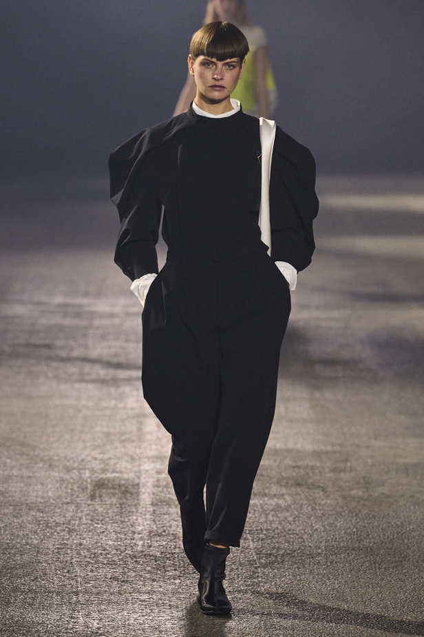 عرض أزياء Issey Miyake لربيع وصيف 2023.. جرأة القصات وكلاسيكية البدلات