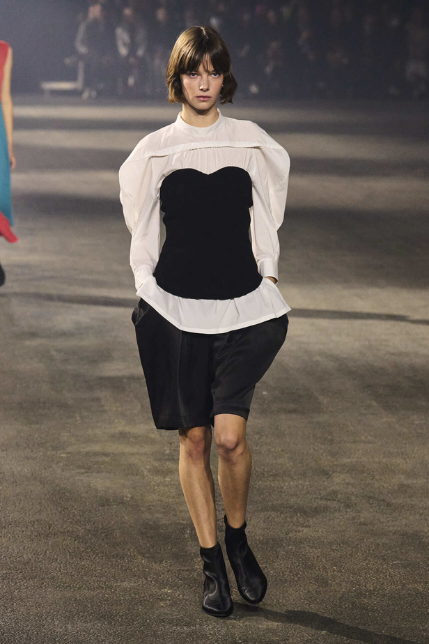 عرض أزياء Issey Miyake لربيع وصيف 2023.. جرأة القصات وكلاسيكية البدلات