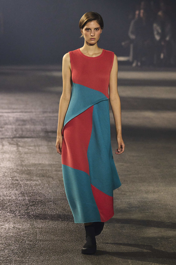 عرض أزياء Issey Miyake لربيع وصيف 2023.. جرأة القصات وكلاسيكية البدلات