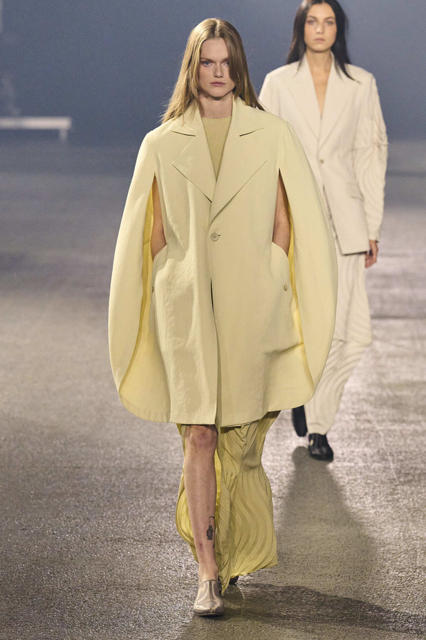 عرض أزياء Issey Miyake لربيع وصيف 2023.. جرأة القصات وكلاسيكية البدلات