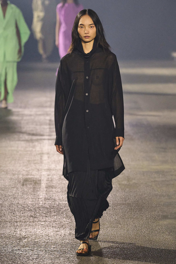 عرض أزياء Issey Miyake لربيع وصيف 2023.. جرأة القصات وكلاسيكية البدلات