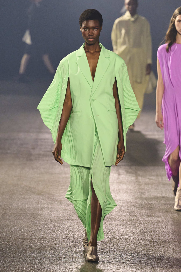 عرض أزياء Issey Miyake لربيع وصيف 2023.. جرأة القصات وكلاسيكية البدلات