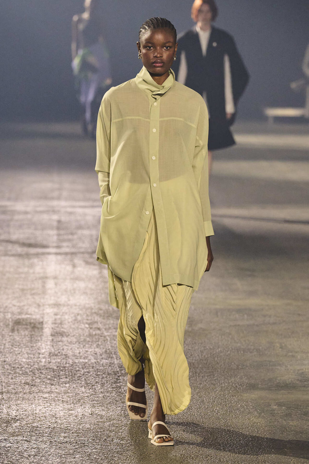 عرض أزياء Issey Miyake لربيع وصيف 2023.. جرأة القصات وكلاسيكية البدلات