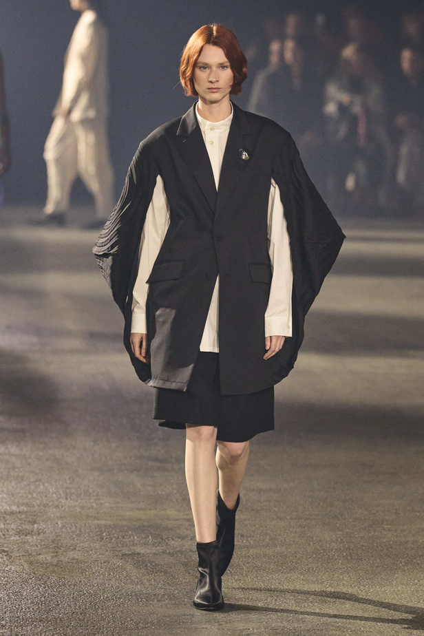 عرض أزياء Issey Miyake لربيع وصيف 2023.. جرأة القصات وكلاسيكية البدلات