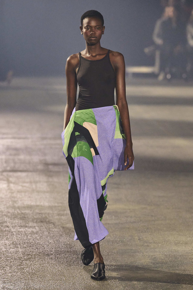 عرض أزياء Issey Miyake لربيع وصيف 2023.. جرأة القصات وكلاسيكية البدلات