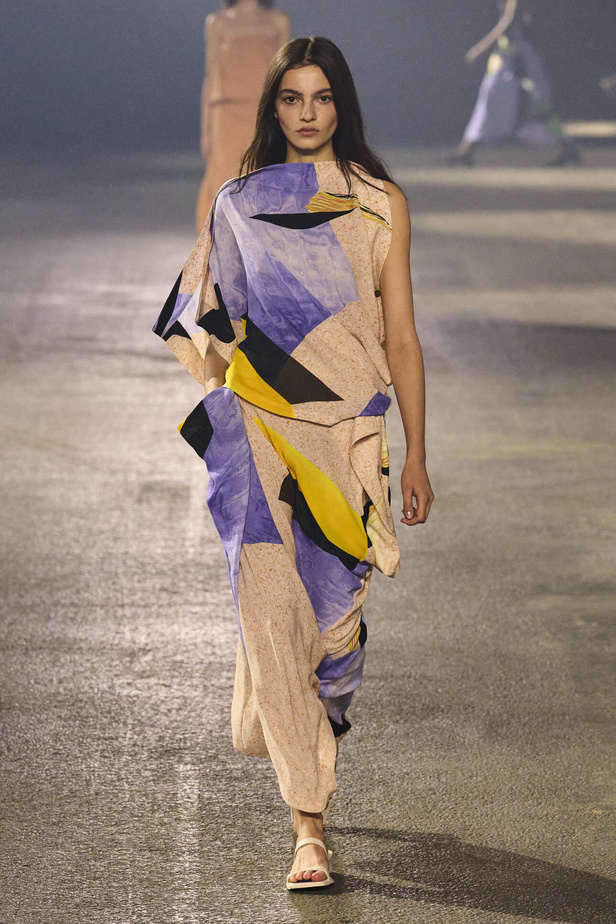 عرض أزياء Issey Miyake لربيع وصيف 2023.. جرأة القصات وكلاسيكية البدلات