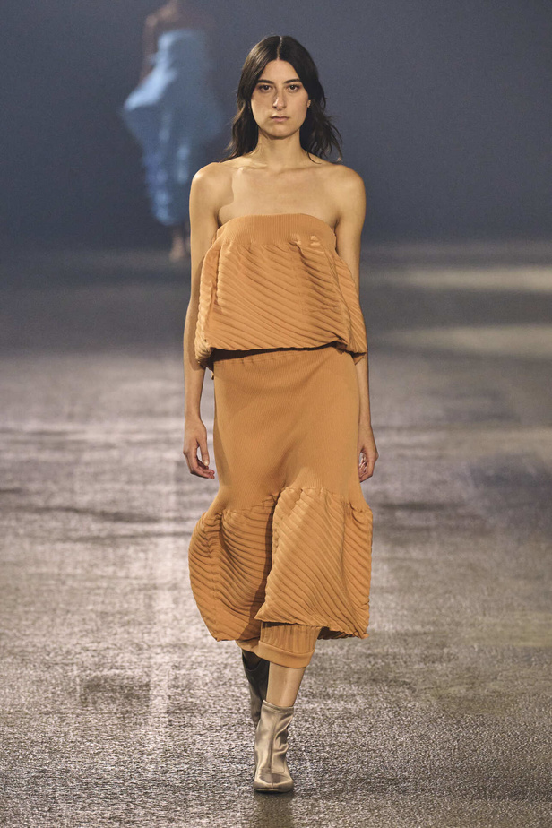 عرض أزياء Issey Miyake لربيع وصيف 2023.. جرأة القصات وكلاسيكية البدلات