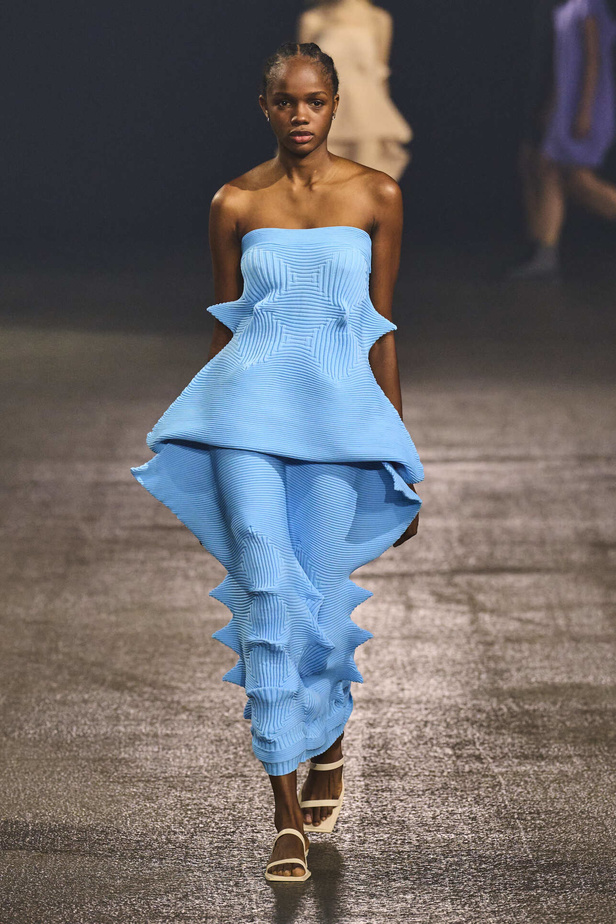عرض أزياء Issey Miyake لربيع وصيف 2023.. جرأة القصات وكلاسيكية البدلات