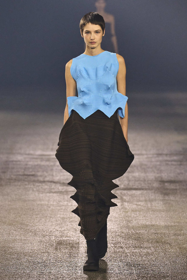 عرض أزياء Issey Miyake لربيع وصيف 2023.. جرأة القصات وكلاسيكية البدلات