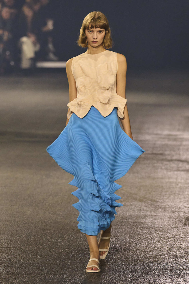 عرض أزياء Issey Miyake لربيع وصيف 2023.. جرأة القصات وكلاسيكية البدلات