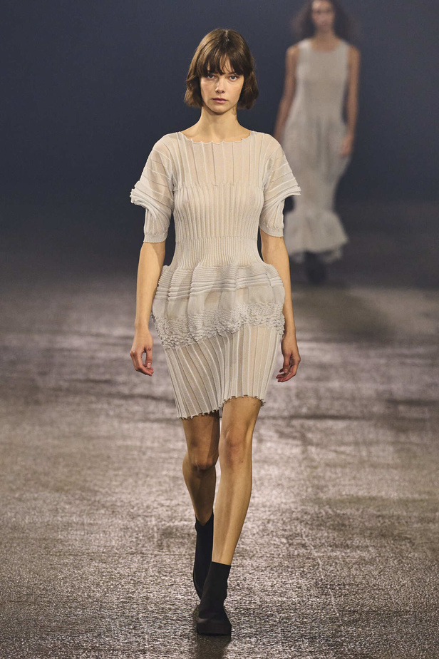 عرض أزياء Issey Miyake لربيع وصيف 2023.. جرأة القصات وكلاسيكية البدلات