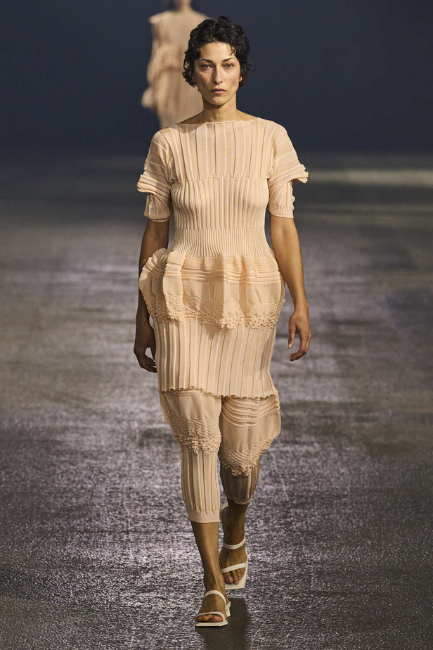 عرض أزياء Issey Miyake لربيع وصيف 2023.. جرأة القصات وكلاسيكية البدلات