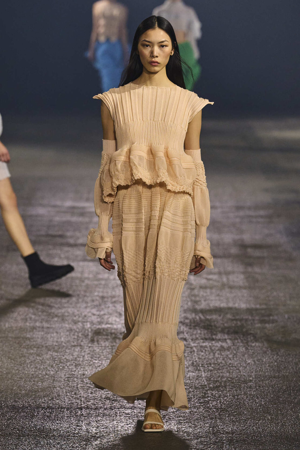 عرض أزياء Issey Miyake لربيع وصيف 2023.. جرأة القصات وكلاسيكية البدلات