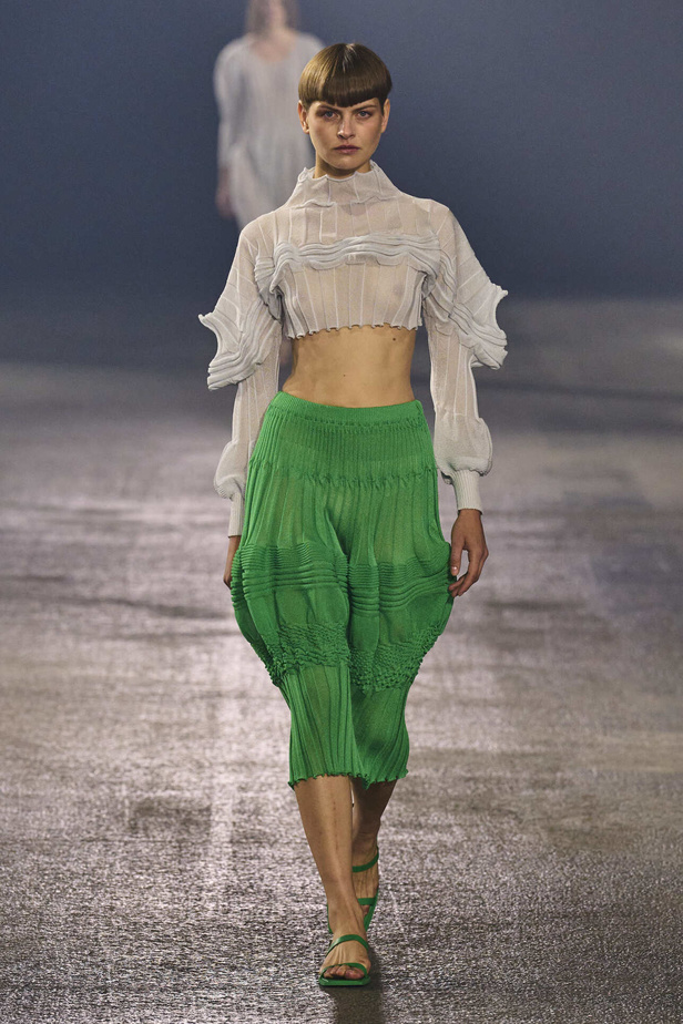 عرض أزياء Issey Miyake لربيع وصيف 2023.. جرأة القصات وكلاسيكية البدلات