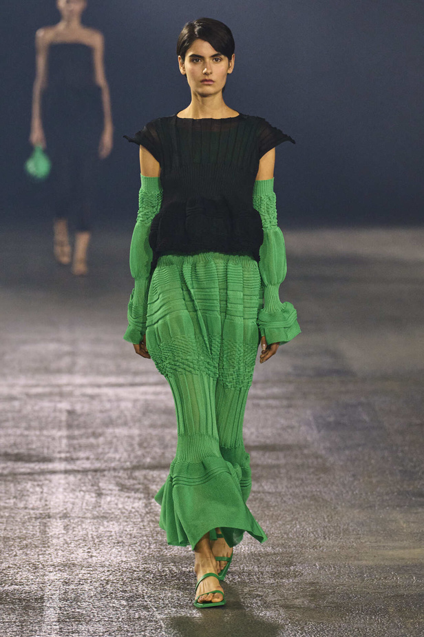 عرض أزياء Issey Miyake لربيع وصيف 2023.. جرأة القصات وكلاسيكية البدلات