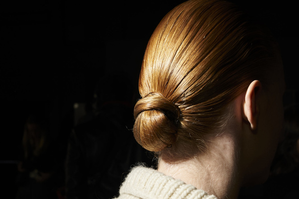 عرض أزياء Issey Miyake لربيع وصيف 2023.. جرأة القصات وكلاسيكية البدلات