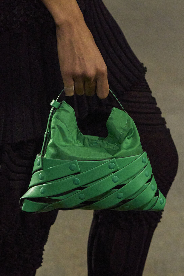 عرض أزياء Issey Miyake لربيع وصيف 2023.. جرأة القصات وكلاسيكية البدلات