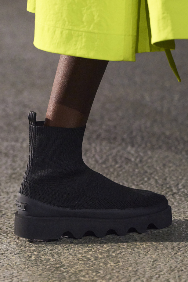 عرض أزياء Issey Miyake لربيع وصيف 2023.. جرأة القصات وكلاسيكية البدلات