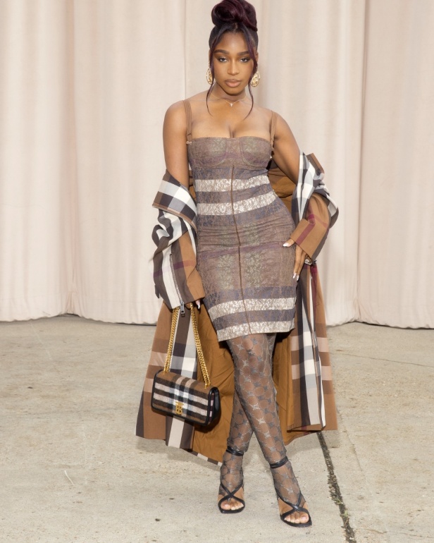 مجموعة Burberry لربيع 2023 أناقة صيفية بلمسة بريطانية 