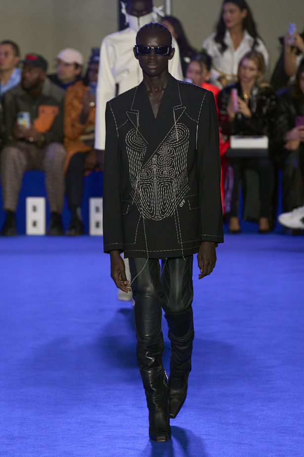 عرض أزياء Off-White لربيع وصيف 2023.. موضة الجلد والنقشات النافرة