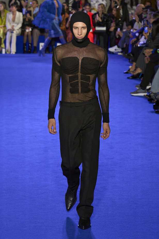 عرض أزياء Off-White لربيع وصيف 2023.. موضة الجلد والنقشات النافرة