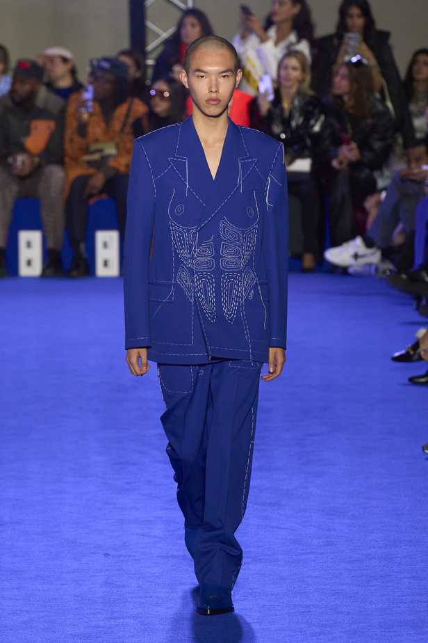 عرض أزياء Off-White لربيع وصيف 2023.. موضة الجلد والنقشات النافرة