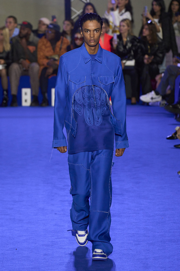 عرض أزياء Off-White لربيع وصيف 2023.. موضة الجلد والنقشات النافرة