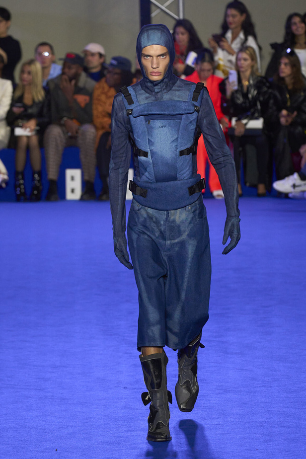 عرض أزياء Off-White لربيع وصيف 2023.. موضة الجلد والنقشات النافرة