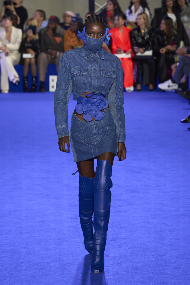 عرض أزياء Off-White لربيع وصيف 2023.. موضة الجلد والنقشات النافرة