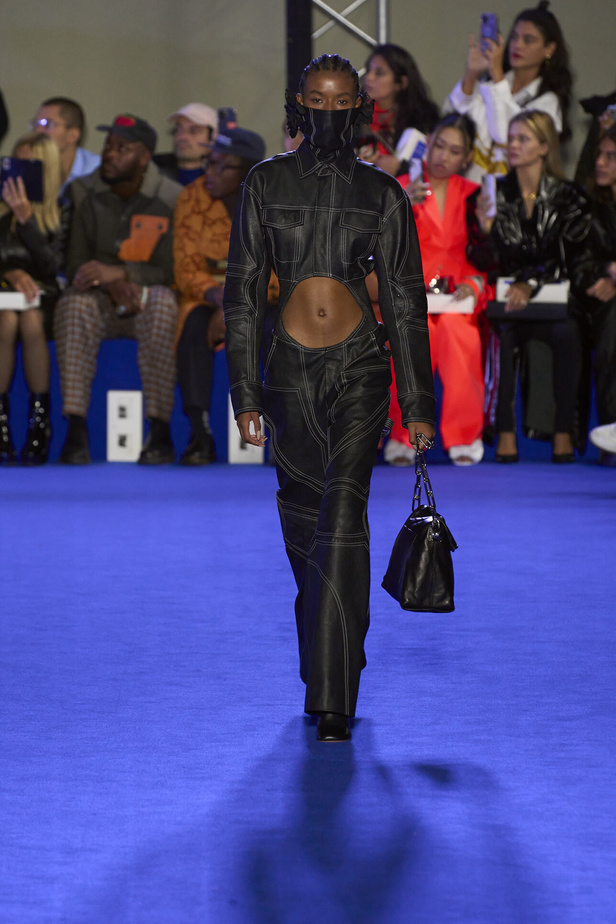 عرض أزياء Off-White لربيع وصيف 2023.. موضة الجلد والنقشات النافرة