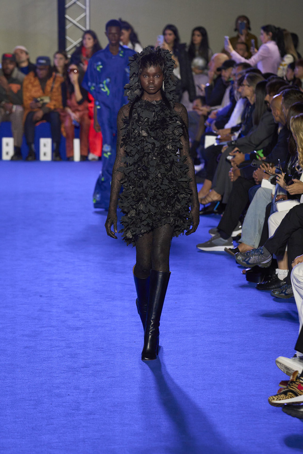 عرض أزياء Off-White لربيع وصيف 2023.. موضة الجلد والنقشات النافرة