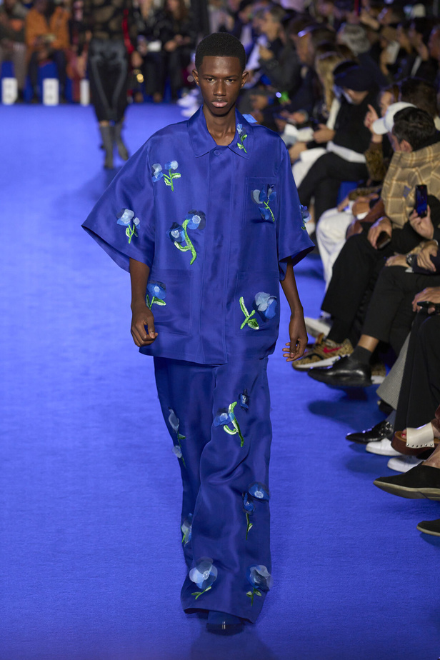 عرض أزياء Off-White لربيع وصيف 2023.. موضة الجلد والنقشات النافرة