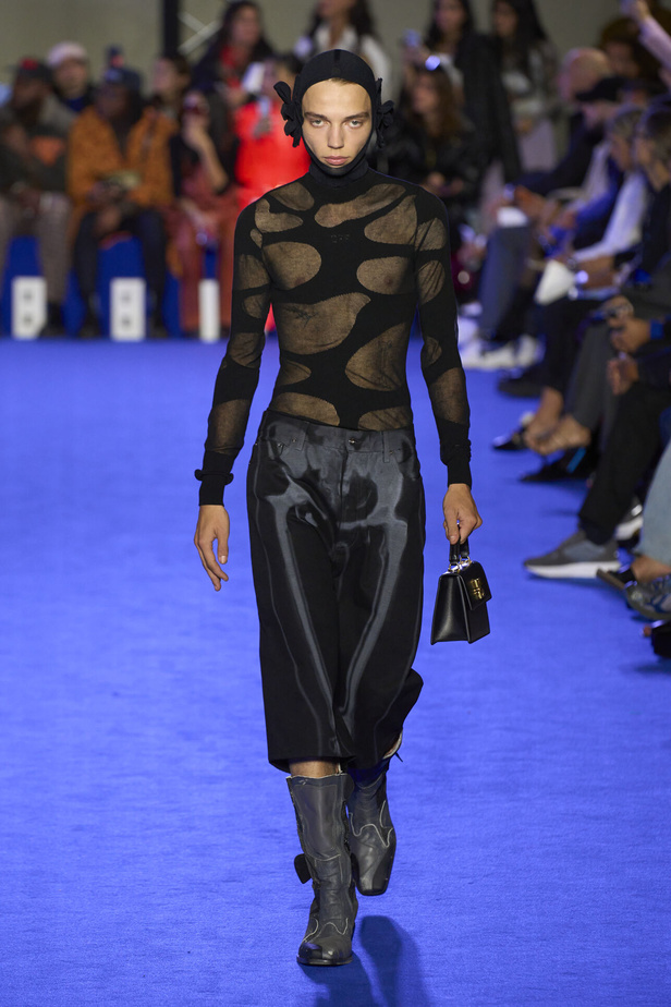 عرض أزياء Off-White لربيع وصيف 2023.. موضة الجلد والنقشات النافرة