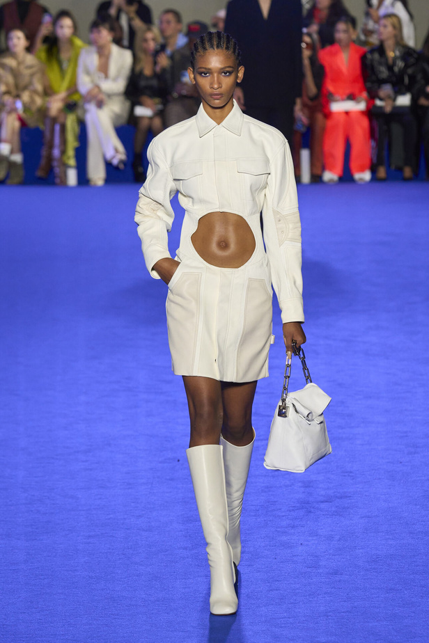 عرض أزياء Off-White لربيع وصيف 2023.. موضة الجلد والنقشات النافرة