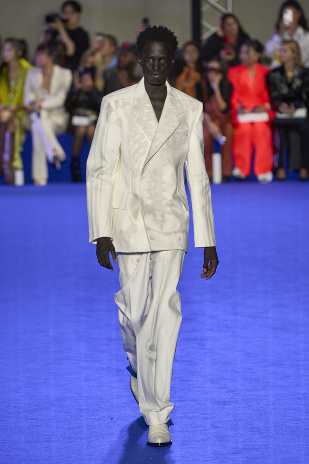 عرض أزياء Off-White لربيع وصيف 2023.. موضة الجلد والنقشات النافرة