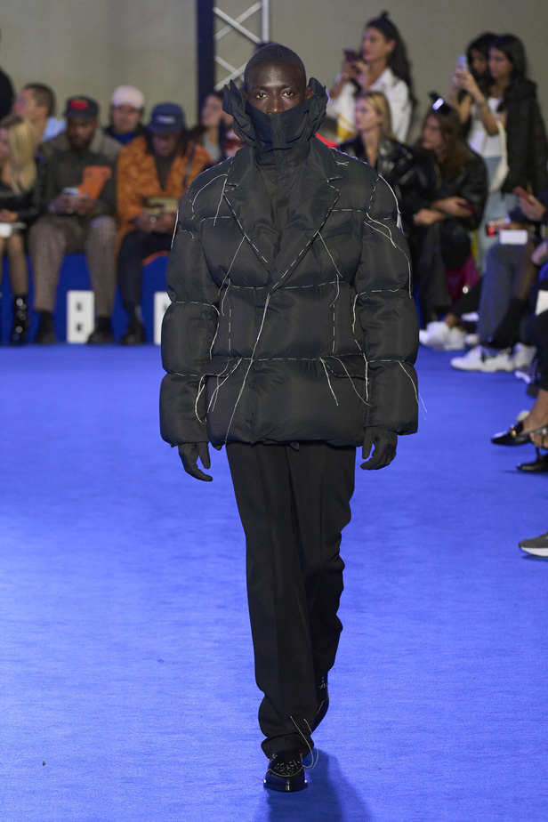 عرض أزياء Off-White لربيع وصيف 2023.. موضة الجلد والنقشات النافرة