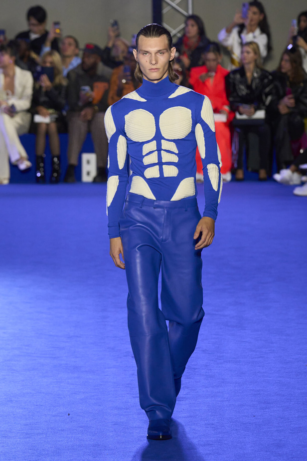 عرض أزياء Off-White لربيع وصيف 2023.. موضة الجلد والنقشات النافرة