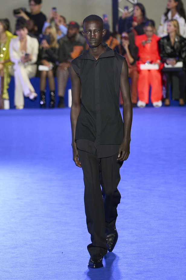 عرض أزياء Off-White لربيع وصيف 2023.. موضة الجلد والنقشات النافرة