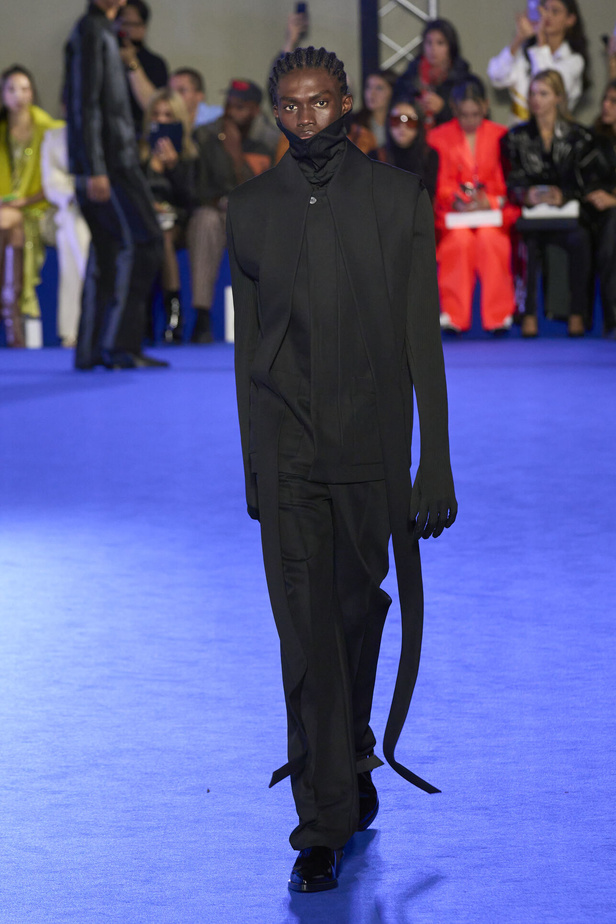 عرض أزياء Off-White لربيع وصيف 2023.. موضة الجلد والنقشات النافرة