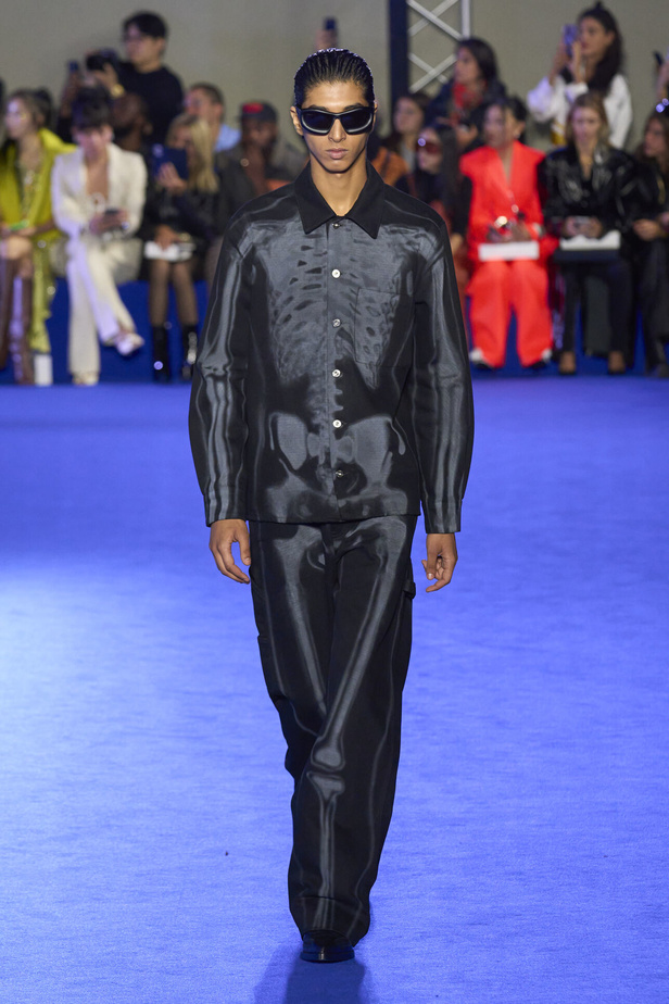 عرض أزياء Off-White لربيع وصيف 2023.. موضة الجلد والنقشات النافرة
