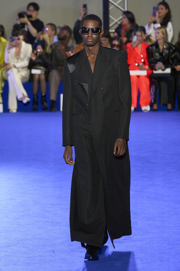 عرض أزياء Off-White لربيع وصيف 2023.. موضة الجلد والنقشات النافرة