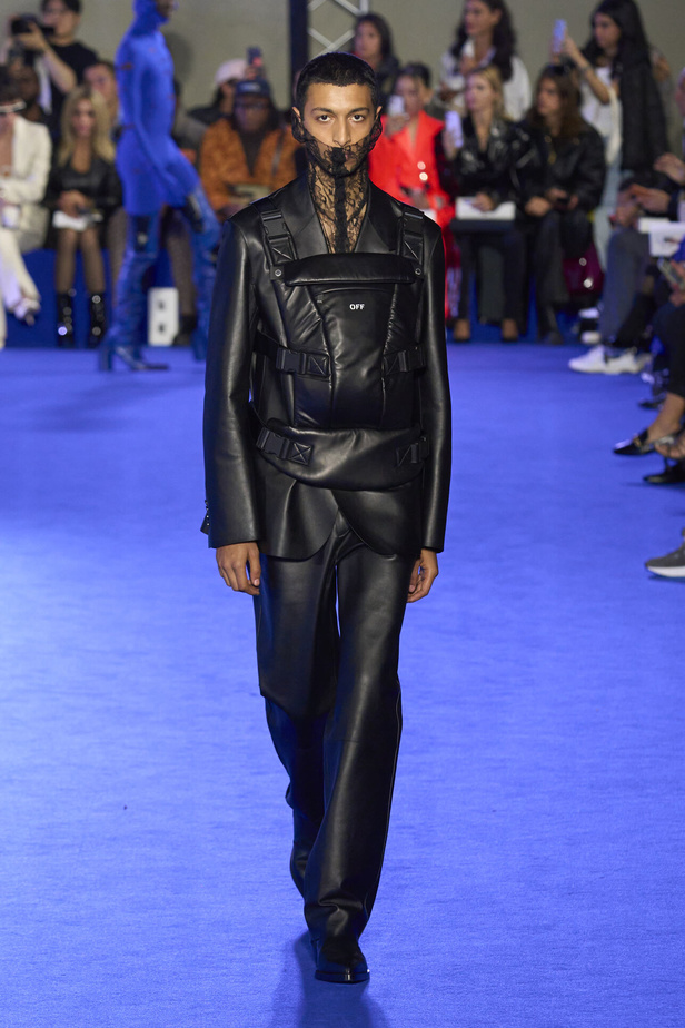 عرض أزياء Off-White لربيع وصيف 2023.. موضة الجلد والنقشات النافرة