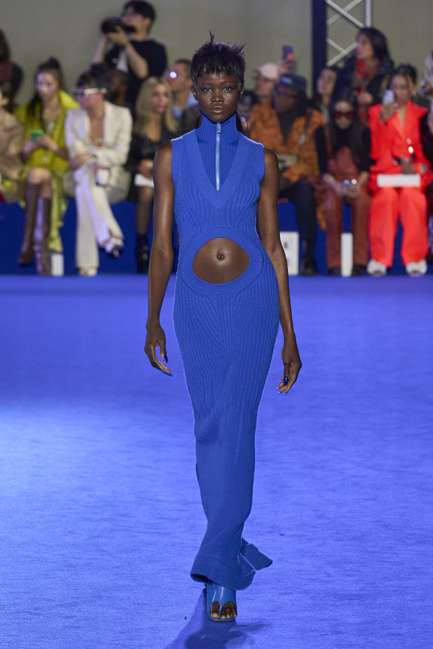 عرض أزياء Off-White لربيع وصيف 2023.. موضة الجلد والنقشات النافرة