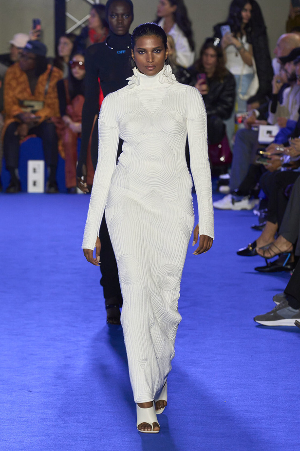 عرض أزياء Off-White لربيع وصيف 2023.. موضة الجلد والنقشات النافرة