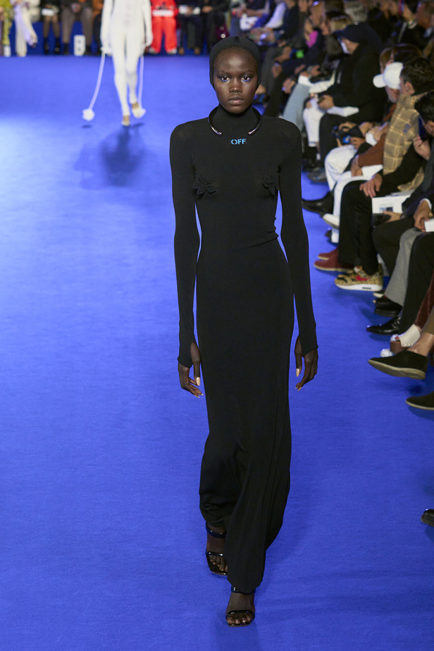 عرض أزياء Off-White لربيع وصيف 2023.. موضة الجلد والنقشات النافرة