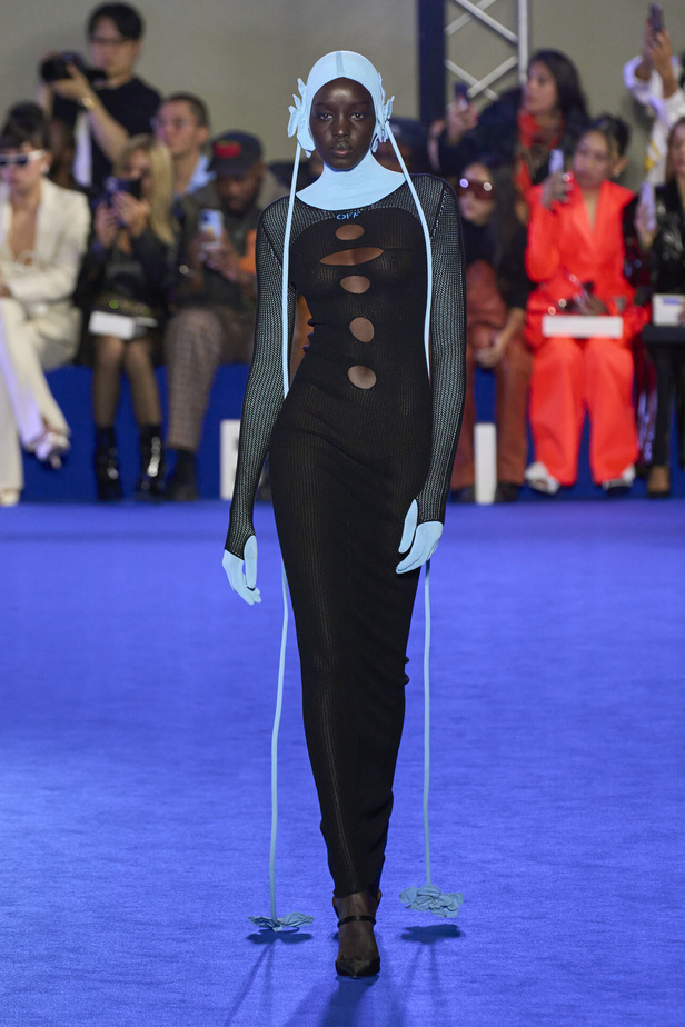 عرض أزياء Off-White لربيع وصيف 2023.. موضة الجلد والنقشات النافرة